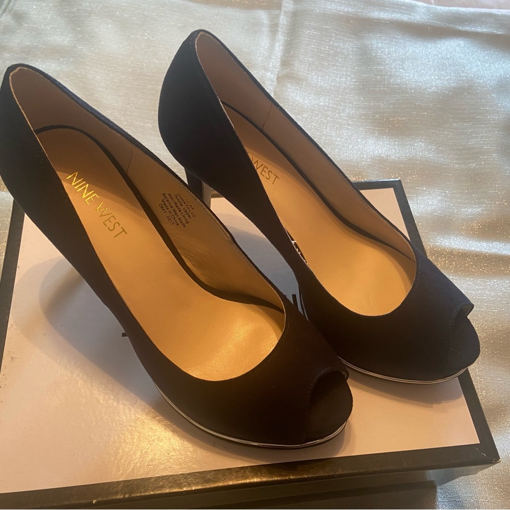 Size 7. Suede like Nine West Pump shoe. Brand new.